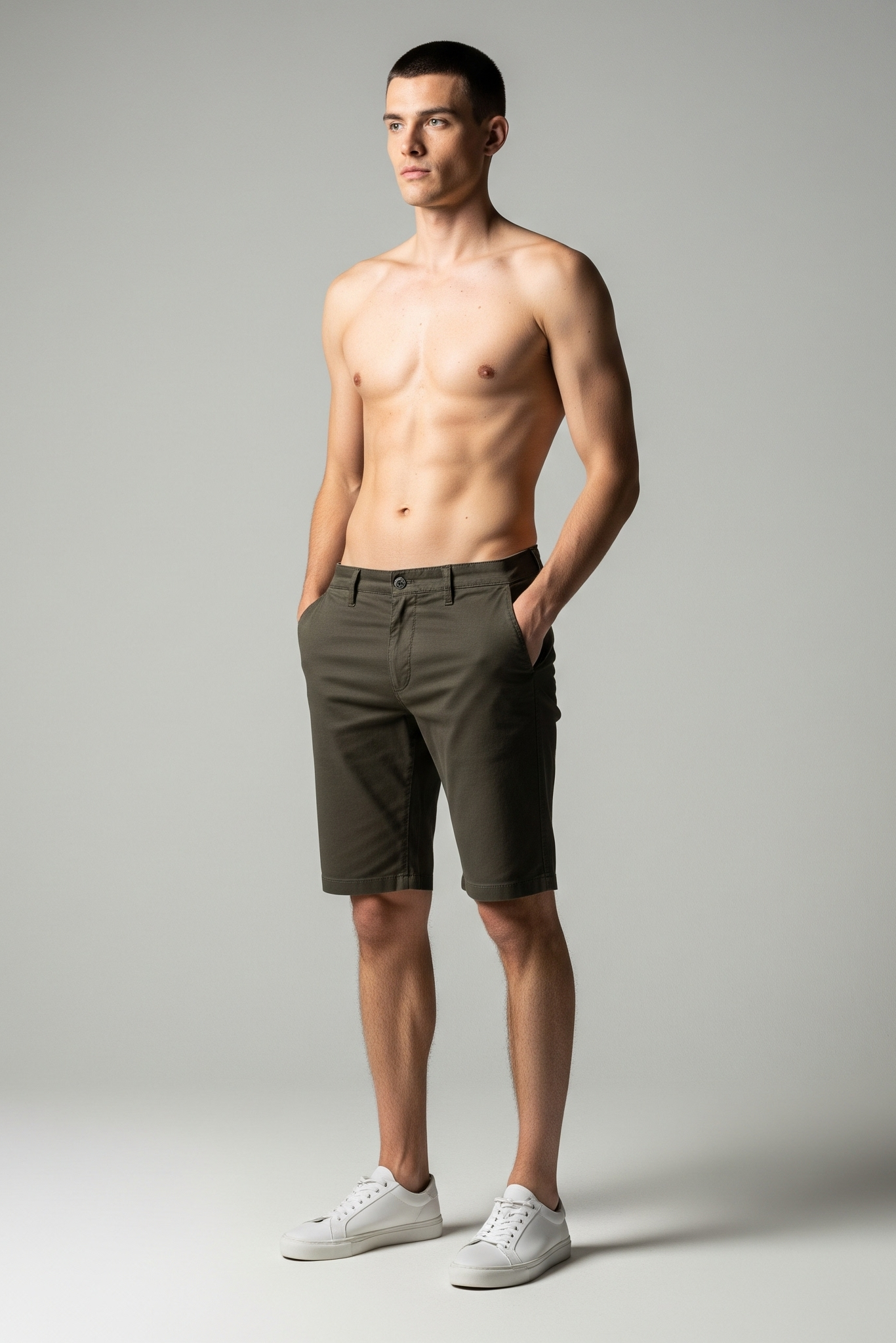 Bermuda-Masculina-de-Sarja-com-Elastano-Cáqui-escuro-corpo-inteiro