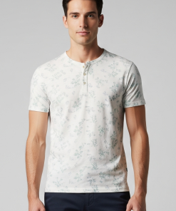 Camiseta Masculina com Estampa Floral Sutil em Tons de Lavanda e Verde-água
