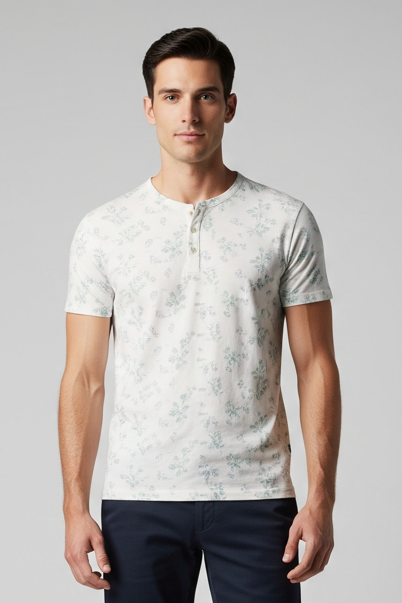 camiseta-masculina-com-estampa-floral-sutil-em-tons-de-lavanda-e-verde-agua