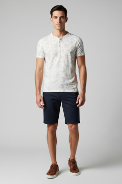 Camiseta Masculina com Estampa Floral Sutil em Tons de Lavanda e Verde-água