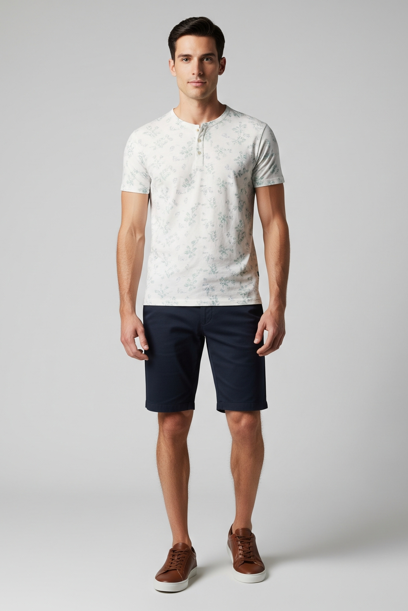 camiseta-masculina-com-estampa-floral-sutil-em-tons-de-lavanda-e-verde-agua-corpo-inteiro